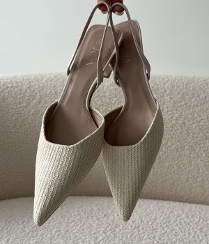 Beige wicker pointed heels